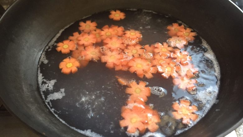 新文美食  香辣莲藕胡萝卜,胡萝卜花放入锅中开锅捞出。