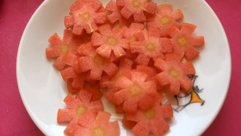 新文美食  香辣莲藕胡萝卜,在切成片。