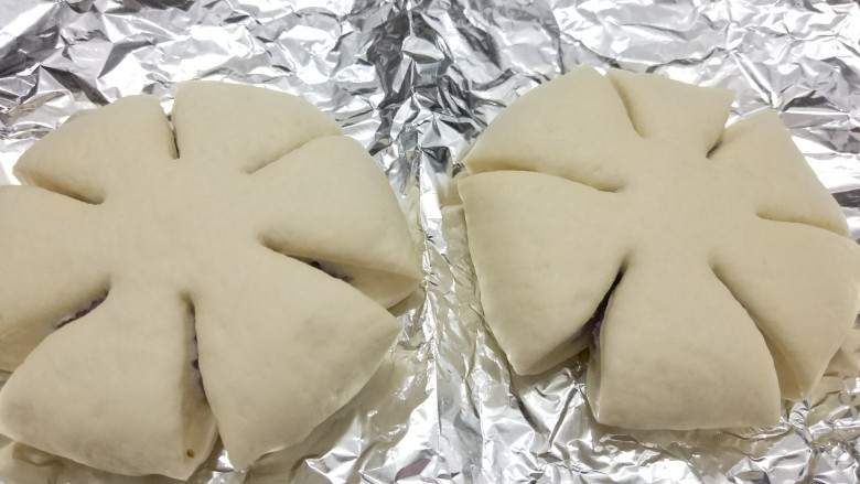 香芋软面包,用剪刀在面饼上剪六道均匀的口子，如图