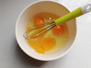 双色蛋卷肉,接下来做蛋皮：先把4个鸡蛋打入碗中；