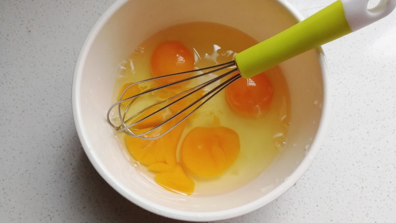 双色蛋卷肉,接下来做蛋皮：先把4个鸡蛋打入碗中；