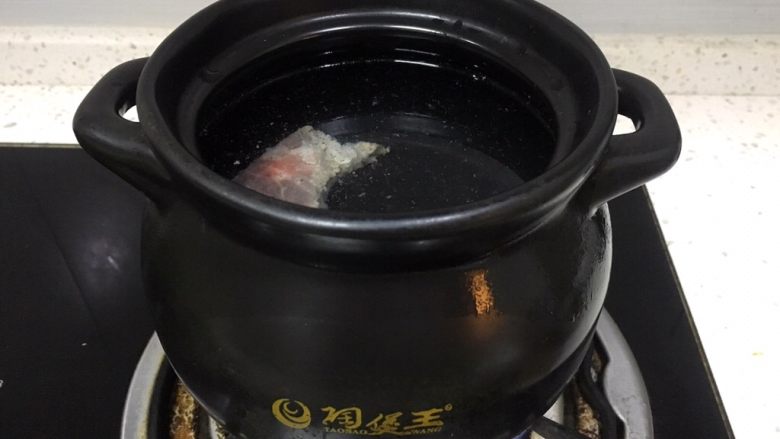 暖冬系列之青豆嫩滑骨头汤,将适量水到煲中，这里我用的纯净水