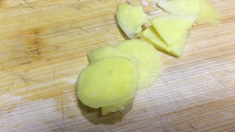 暖冬系列之青豆嫩滑骨头汤,将生姜洗净后切成薄片