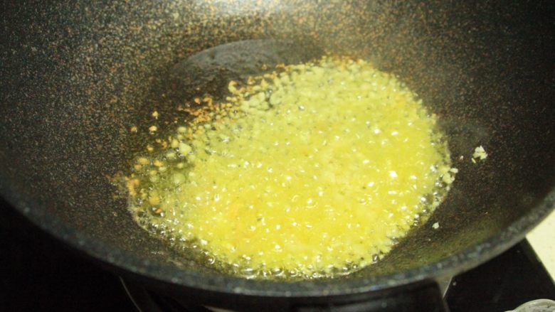 蒜蓉粉丝蒸鲍鱼,热油下姜末和3/4蒜末，生、熟蒜末最后调和一起味道更香浓