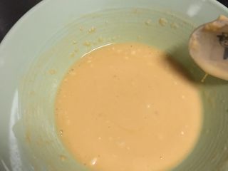 藕夹,将两个鸡蛋取蛋黄，加入面粉，生粉，少许盐，搅拌均匀。