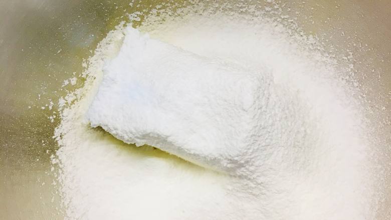 可可奶酪磅蛋糕,软化的黄油放入容器中，筛入糖粉。