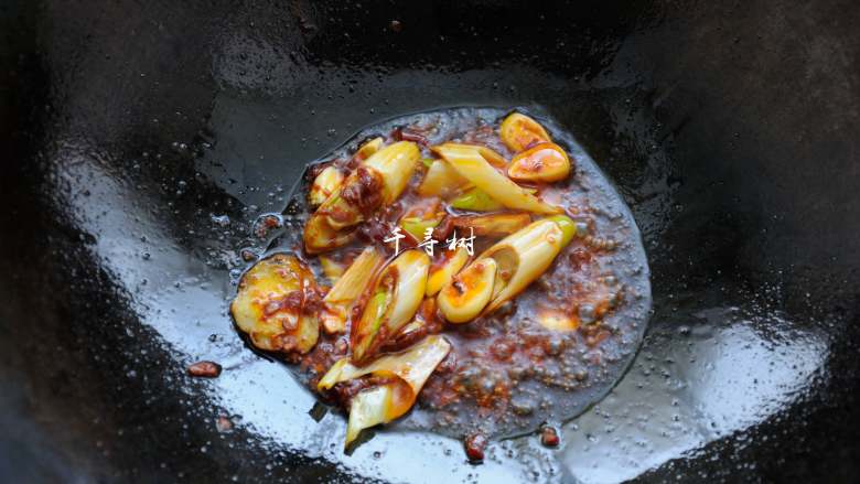 鱿鱼卷爆炒洋葱青辣椒 ,倒入葱姜蒜，转大火爆出香味。