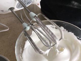 味淋香葱烟囱戚风蛋糕,接下来打发蛋白霜，三次或者一次性加入糖都可以。只要将蛋白打发至硬性。提气打蛋器蛋头，可以看到直直的尖头。