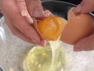 味淋香葱烟囱戚风蛋糕,直接用对半的鸡蛋壳分离蛋清蛋黄会比较容易；