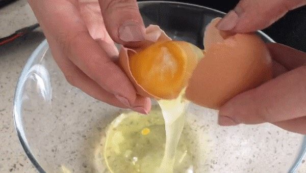 味淋香葱烟囱戚风蛋糕,直接用对半的鸡蛋壳分离蛋清蛋黄会比较容易；