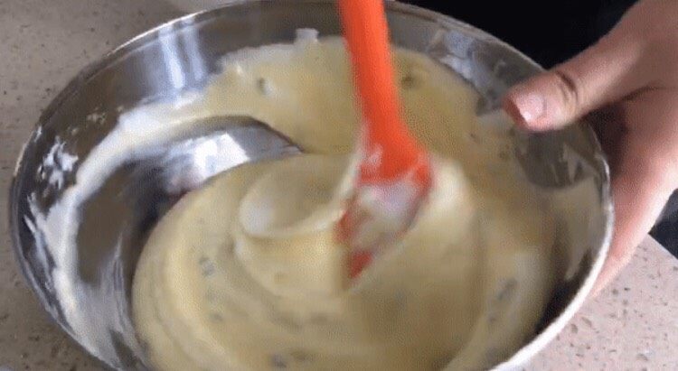味淋香葱烟囱戚风蛋糕,用刮刀取1/3蛋白，加入到蛋黄糊中，快速搅拌均匀；