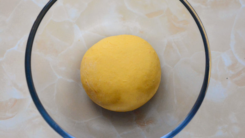小熊维尼馒头,
揉好的面团取出，放在大碗或是盆里，盖保鲜膜进行发酵