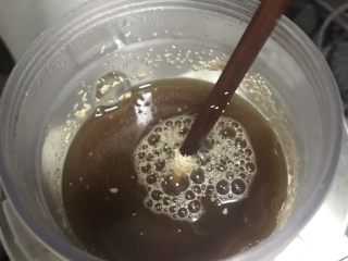 全麦红枣桂圆红糖软欧,待水变温后加入酵母搅散