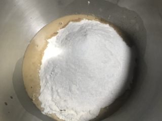 全麦红枣桂圆红糖软欧,除黄油之外，先液体后粉类放入厨师机桶揉成团