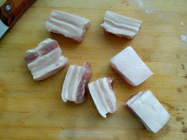 东坡肉,五花肉切4厘米方形块，由于我买的肉形状有限，所以我切成了麻将大小的长方形，也没有什么影响。