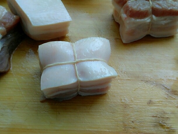 东坡肉,用棉绳把五花肉十字法绑好，防止煮的过程中肉变形。话说我买的这个五花肉我认为选的不错，肥瘦相间