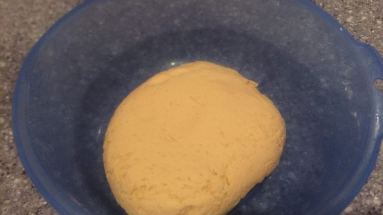 黄金玉米面馒头,在盖上保鲜膜发酵，我都是晚上合面早上做，一早起来就发酵好了。