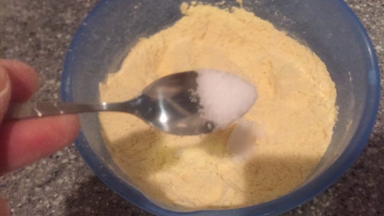 黄金玉米面馒头,加入2克盐。