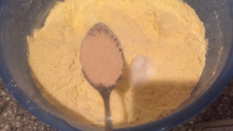 黄金玉米面馒头,加入3克发酵母。