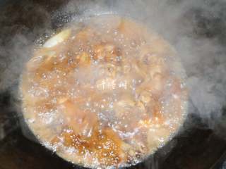红烧羊蹄 看了就让你流口水的进补大菜,加蚝油、生抽调味，加老抽调色。在锅内焖煮15分钟，羊蹄软烂入味，就可以开大火收汁了。