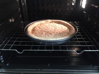 黄桃全麦披萨,烤箱预热180度，上下火，放入饼底烤15分钟