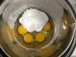 圣诞糖霜蛋糕,鸡蛋打入打蛋盆中，加入盐、细砂糖，用手动打蛋器搅拌均匀。

