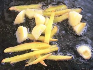 土豆炖排骨,锅内热油，蒜末，姜爆香