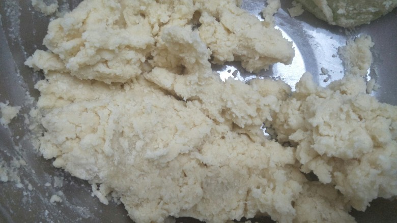 雪花双色曲奇,用抹刀将黄油与粉类按压到无干粉的状态。这步是按压不是搅拌。