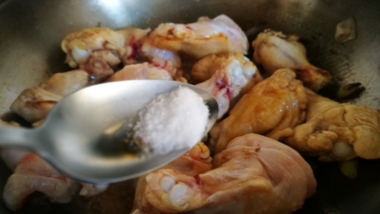 红烧杏鲍菇鸡翅根,加入盐
