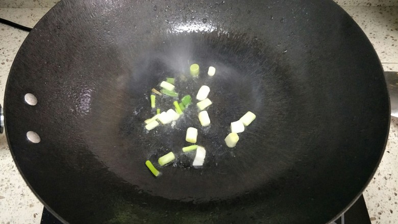 花蛤豆腐汤,油热后下入葱头爆香