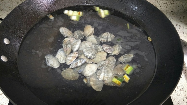 花蛤豆腐汤,下入花蛤