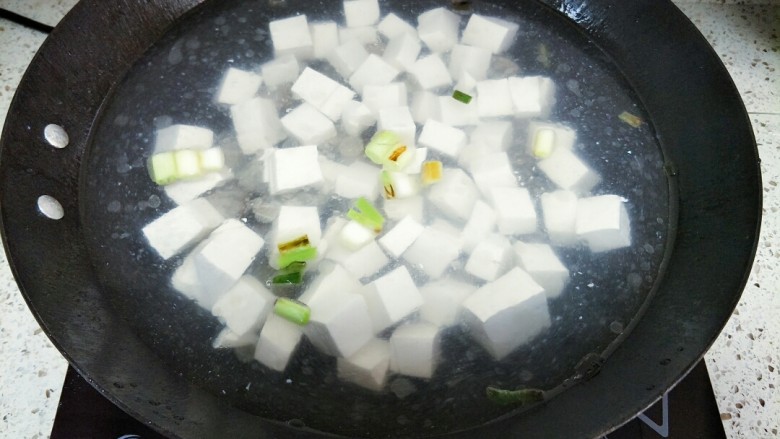 花蛤豆腐汤,下入豆腐一起煮开