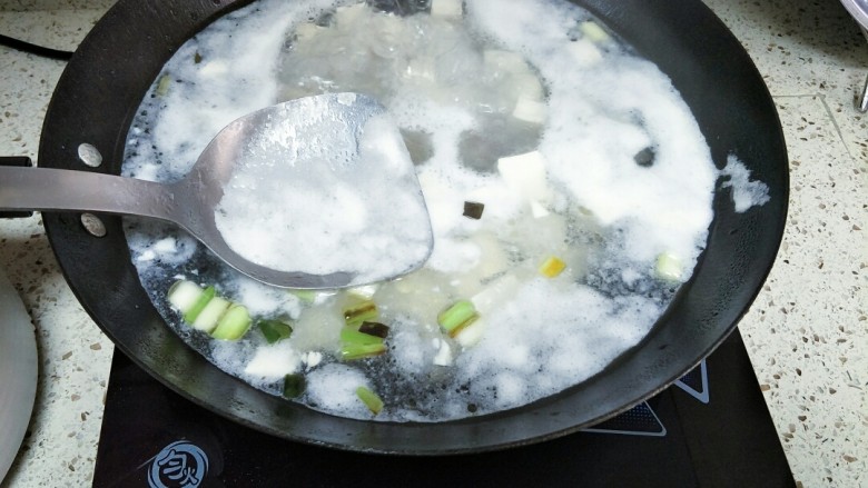 花蛤豆腐汤,汤开后，撇去面上浮沫