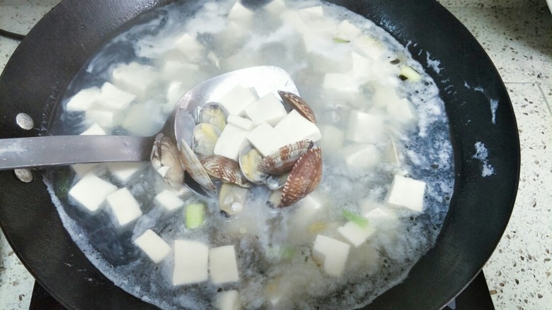 花蛤豆腐汤,汤开后，花蛤基本也开了，再煮一会就可以了