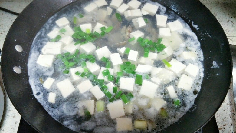 花蛤豆腐汤,撒入葱花关火