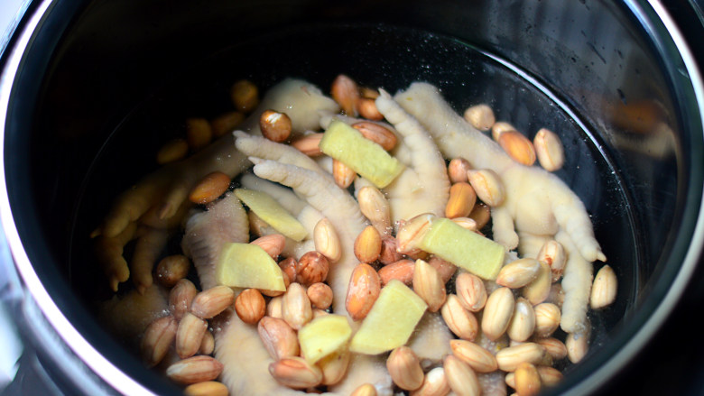 花生鸡脚汤,将焯水后的鸡脚与泡好的花生放入砂锅，加入姜片，兑入1.5升水
