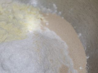 无水果仁面包,厨师机和面盆里加入面粉、砂糖、酵母、奶粉