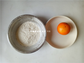 香橙蛋糕,低筋面粉过筛；橙子用盐搓洗干净；