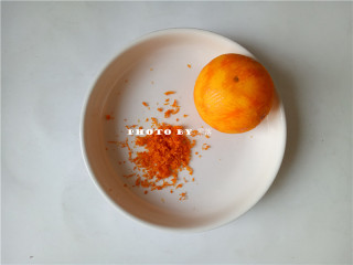香橙蛋糕,橙子用刨丝工具将表皮刮下来，不要刮刀白色部分；如果刮出来的橙子皮是大块状的，需切碎； 