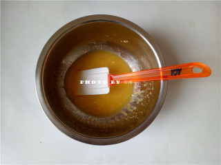 香橙蛋糕,取出35g橙汁，同玉米油混合，搅拌均匀；