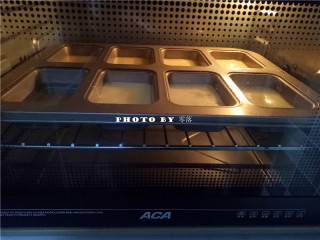 香橙蛋糕,烤箱上下火170度预热后，将模具放入烤箱中层；烘烤25分钟；