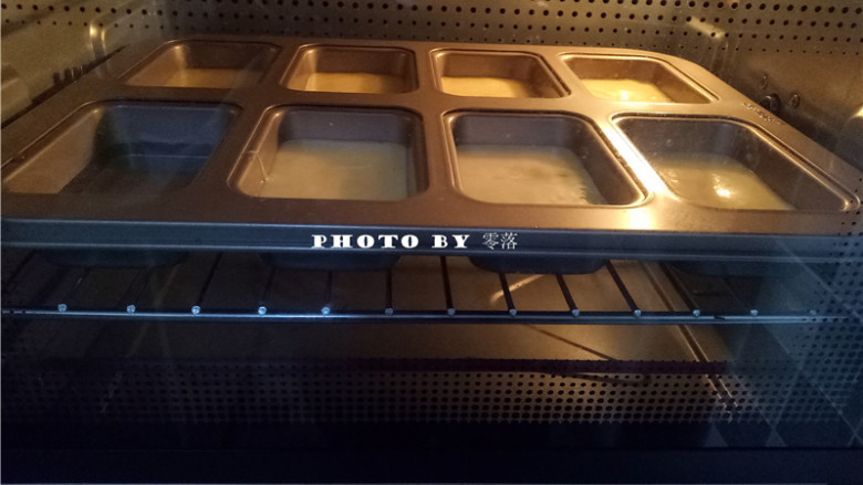香橙蛋糕,烤箱上下火170度预热后，将模具放入烤箱中层；烘烤25分钟；