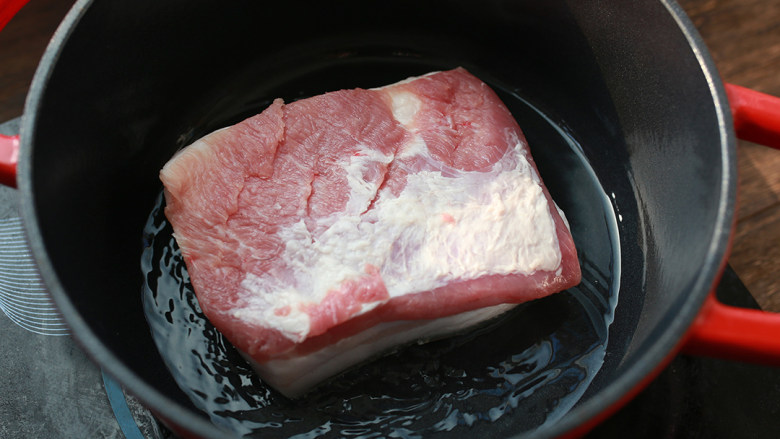 日式叉烧,1.倒入适量食用油，先将猪皮面煎制金黄。