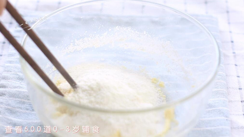 米粉丸子,1个鸡蛋打散，30克婴儿米粉加入搅拌。