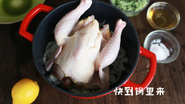 感恩节烤鸡,白洋葱丝平铺于锅底，并将鸡放入锅中将香料涂抹在鸡皮与鸡肉之间，剩余的香料涂抹在鸡皮表面