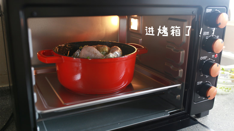 感恩节烤鸡,放入烤箱,220℃烘烤45分钟