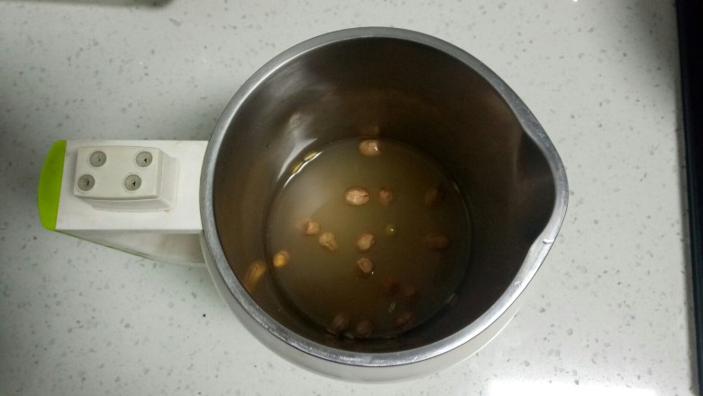 燕麦黄豆小米糊,上述材料放入豆浆机中，加入适量水。
