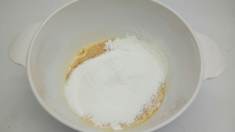 玛德琳蛋糕,混合的泡打粉和面粉，用筛网过筛，加入到蛋液