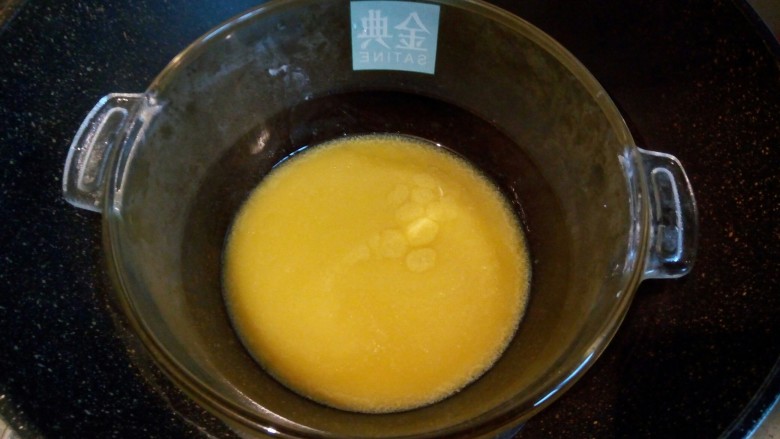 玛德琳蛋糕,隔水加热，将黄油融化成液态