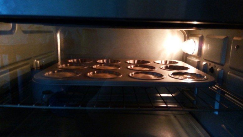 玛德琳蛋糕,放入预热好的烤箱，上下火175度，中层，烘烤15分钟（具体温度，根据自己烤箱来定）